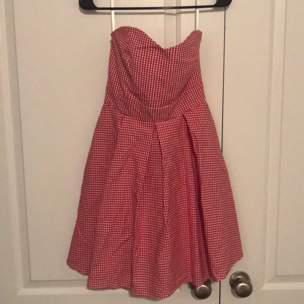 Pleated sweetheart dress with cute back!